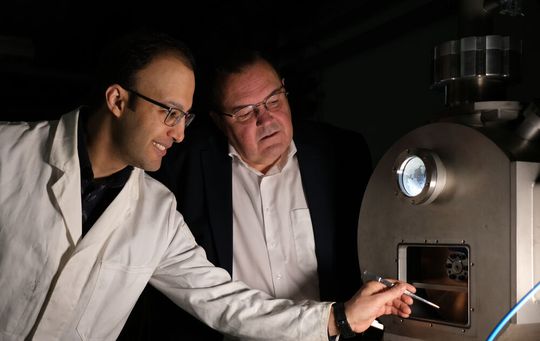 Die Arbeitsgruppe um Professor Ralf Busch (rechts) entwickelte neue Legierungen, die alle Bedingungen erfüllen, um Motorkomponenten vollständig glasartig zu drucken.(Bild:  Universitaet des Saarlandes)