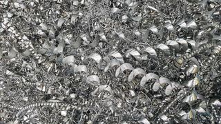 Lange Bohrspäne füllten nicht nur die Spänekübel in kurzer Zeit, sondern beeinträchtigten auch die Prozesssicherheit. (Bild: Ingersoll Werkzeuge GmbH)