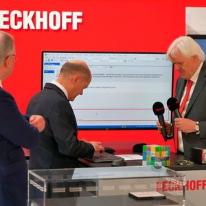 Bei Beckhoff durfte Scholz den Programmbefehl zum Start für das Transportsystem mit Planarmotor geben. (Bild:  Sandro Kipar/VCG)