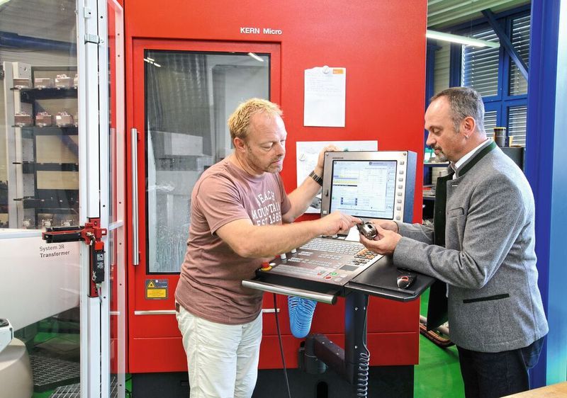 Intensive Zusammenarbeit auch lange nach Inbetriebnahme der neuen Maschinen: Werner Buschor (links) und Kern Vertriebstechniker Stephan Zeller tauschen sich regelmässig über Optimierungsmöglichkeiten aus.  (Kern Microtechnik)