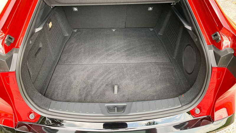 Der Kofferraum hat eine ausgeprägte Ladekante, sein Volumen ist mit 466 Litern für diese Klasse durchschnittlich. (Bild: Schmidt - VCG)