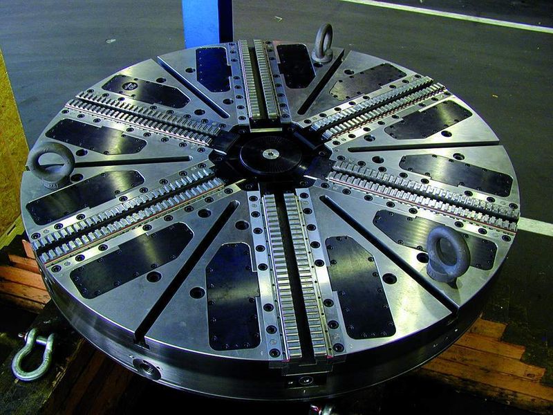 Bei den Spannfuttern für die Herstellung von Windkrafttechnik-Bauteilen werden schnell Größen von bis zu 5,5 m Durchmesser erreicht. Röhm hat vor kurzem eine neue Fertigungshalle gebaut, in der Futter bis 4 m Durchmesser in einer Aufspannung gefertigt werden können. Bild: Röhm (Archiv: Vogel Business Media)