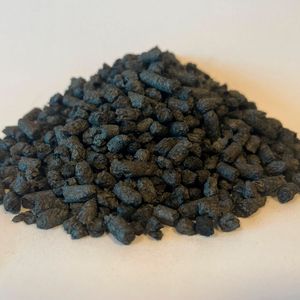 Biokoks-Pelltes wie diese sollen aus dem in der Anlage gewonnenen Biokohlenstoff hergestellt werden.(Bild:  Outokumpu)