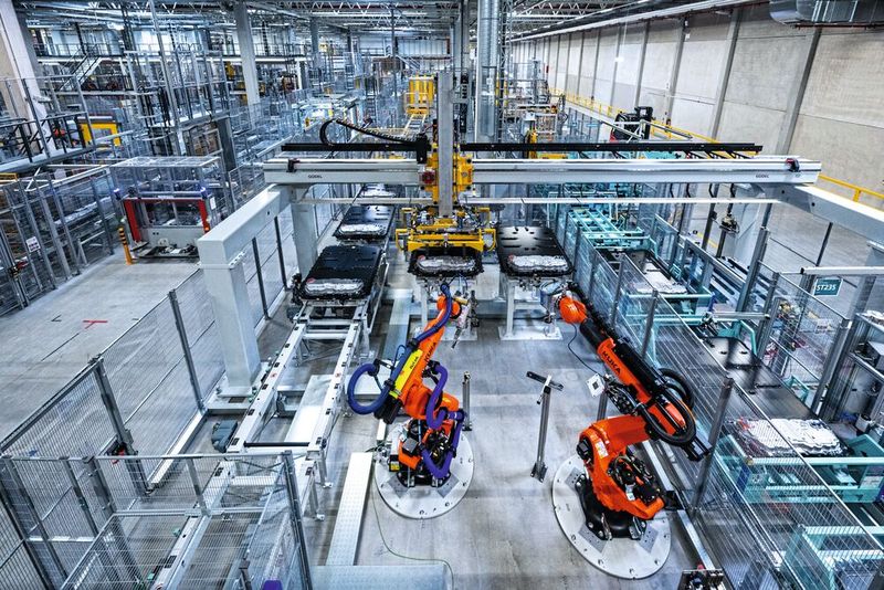 Montage der Hochvoltbatterien im BMW Group Werk Irlbach-Straßkirchen. (Bild: Armin Weigel)