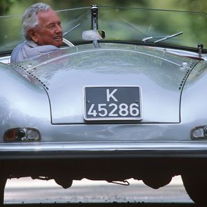 Der erste Wagen mit dem Namen Porsche war der Prototyp 356/1, ein Roadster mit Mittelmotor, von dem lediglich ein einziges Exemplar entstand. In Serie ging der 356 mit geändertem Rahmen und einem Heckmotor. Das Konzept des Ur-356 griff später der Porsche 550 wieder auf.(Bild:  Porsche)