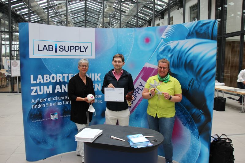 Impressionen der LAB-SUPPLY Berlin 2021Zum Abschluss des Messetages wurden wie üblich drei Riesenmikroben und ein 1.000-€-Einkaufsgutschein unter den noch anwesenden Besuchern verlost.  Weitere Infos zu den kommenden LAB-SUPPLY-Messen finden Sie auf www.lab-supply.info.  (LABORPRAXIS, Lüttmann)