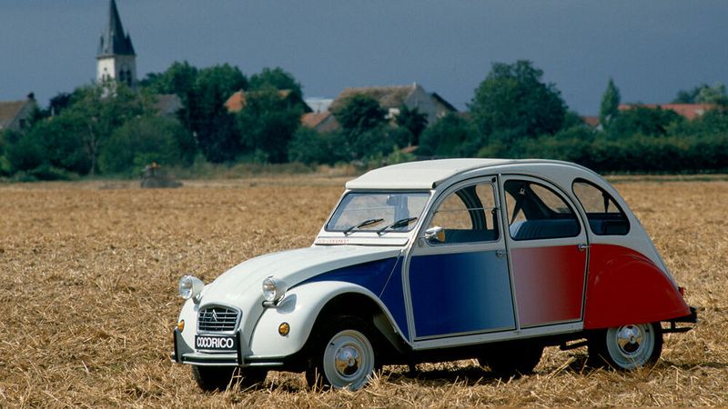 In Summe wurden zwischen Sommer 1949 und Mitte 1990 3.868.631 viertürige Limousinen und 1.246.335 Lieferwagen („Kastenente“, „Fourgonnette“) des 2CV hergestellt. 1.000 Exemplare enstanden als Sondermodell 2CV „Cocorico“, was auf Deutsch „Kikeriki“ heißt. (Bild: Citroën)