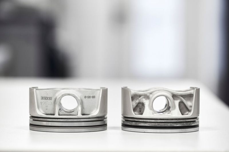 Gedruckter Kolben (r.) und geschmiedeter Kolben im Vergleich. (Bild: Porsche)