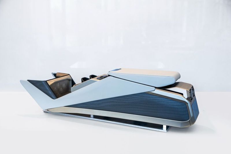 A new take on the center console: wood replaces parts of the plastic structure and is used as a surface material. (Picture:Stefan G. König 2026)