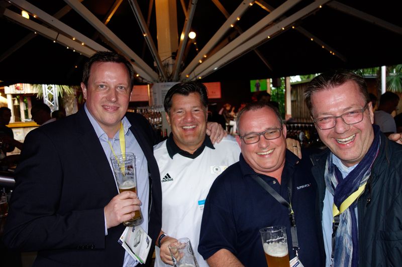 Diese Jungs haben immer ein Lächeln für mich übrig (v. l.) Alexander Linnemann, TAROX, Dirk Severin, Tandberg Data,  Axel Boehme, Supermicro, und Andreas Hansen, Boston. (Bild: IT-BUSINESS)