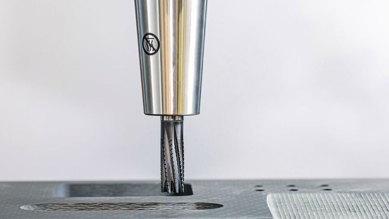 Die homogene CVD-Diamantbeschichtung von Mapal sorgt für lange Standzeiten und hohe Prozesssicherheit, zum Beispiel beim OptiMill-Composite-Speed-Plus-Vollhartmetallfräser für CFK-Werkstoffe. (Bild: Mapal)