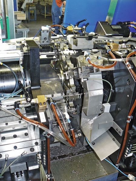 Bild 4: Für die Endenbearbeitung wird ein neues Verfahren eingesetzt. Es basiert auf einem horizontalen Rundtaktautomaten mit einem eigens entwickelten Zuführsystem. (Archiv: Vogel Business Media)
