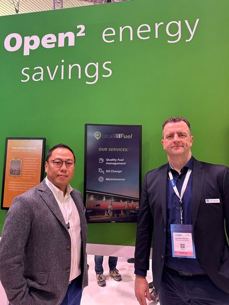 Jae o Choi Park und Konstantin Flabouriaris (Philips) haben nicht nur einen grünen Daumen, sondern auch einen grünen Gedanken. (Bild: Vogel IT-Medien )