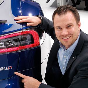 Tesla-Deutschlandchef Jochen Rudat präsentierte die Limousine in der Variante P90D, die dank zweier Motoren mit zusammen 762 PS in 3,3 Sekunden auf 100 km/h beschleunigt. Dann schlagen allerdings auch gut 100.000 Euro zu Buche.(Foto:  Grimm)