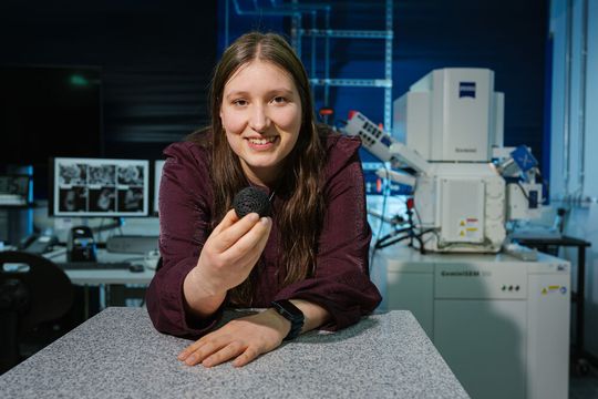 Die Materialforscherin Stefanie Arnold von der Universität des Saarlandes will mithilfe von Hohlkugeln aus Kohlenstoff, die mit Eisenoxid gefüllt sind, Energiespeicher, also Batterien, umweltfreundlicher machen.(Bild:  O. Dietze)