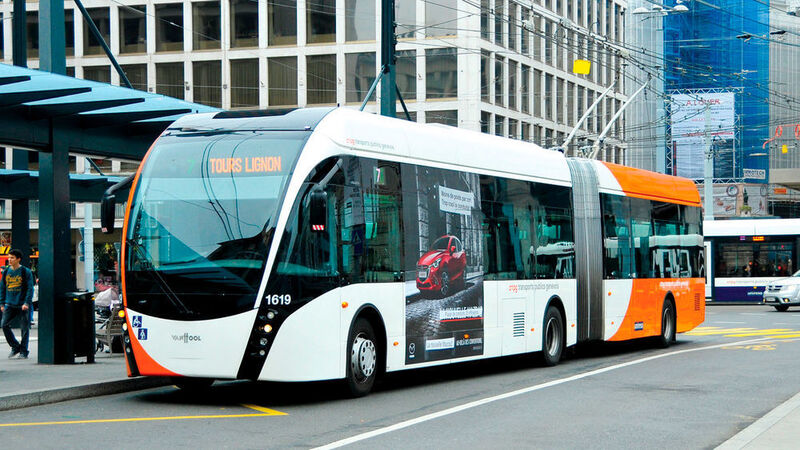 In der Trolleybus-Variante werden die Busse ähnlich wie Trambahnen über Oberleitungen angetrieben. (Van Hool)