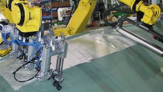 Roboter mit speziellen Effektoren beim Legen von Glasfasern.  Bild: bwm (Archiv: Vogel Business Media)