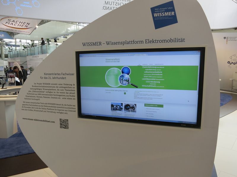 Weil die gewöhnliche Internet-Suche nicht ausreicht, gibt es die Wissensplattform WISSMER (hier vorgestellt auf der Hannover Messe) (Bild: WTI-Frankfurt)