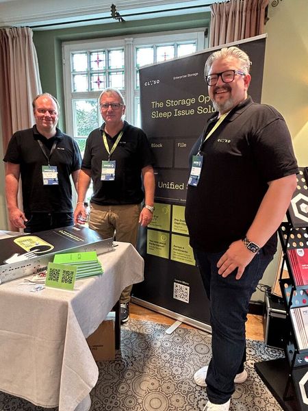 (v. l.) Benedikt Bürk, Andreas Wächter (CRO von CLYSO) und Markus Wendland, haben richtig Spaß an ihrem Stand von CLYSO. (Bild: Vogel IT-Medien GmbH)