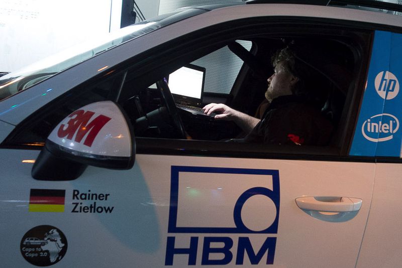 ...und ließ dessen Piloten Rainer Zietlow die Technik mit PaaS-Anbindung im Innenraum vorführen. (Bild: Dirk Srocke)