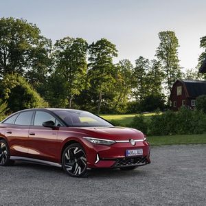 Äußerlich lässt sich der GTX leicht am neu gestylten vorderen Stoßfänger mit seinem Wabengrill erkennen.(Bild:  VW)