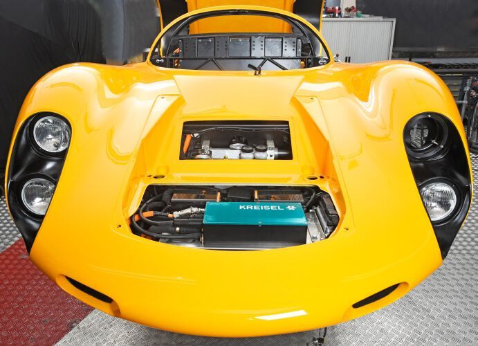 Kreisel Evex 910e: Der Elektromobilitäts-Spezialist Kreisel hat einen EVEX-Porsche 910 vollständig zum elektrischen Supersportwagen umgerüstet. Der Kreisel EVEX 910e schafft mehr als 300 Kilometer pro Stunde, beschleunigt in 2,5 Sekunden von 0 auf 100 und verfügt im Gegensatz zum historischen Original von Porsche über eine Straßenzulassung (H-Kennzeichen). (Bild: EVEX Fahrzeugbau GmbH)