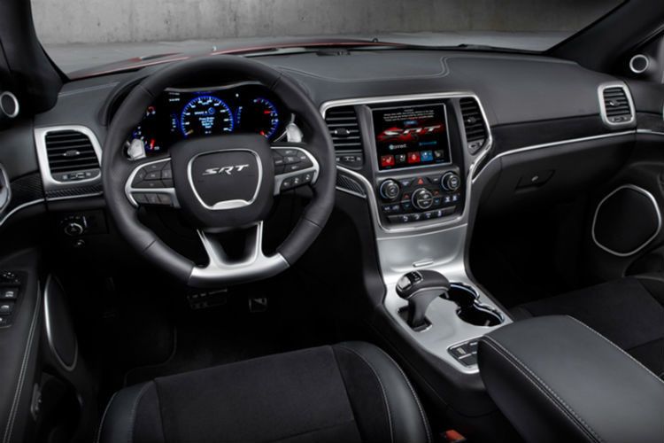 Der Innenraum des Grand Cherokee SRT ist betont sportlich. (Foto: Jeep)
