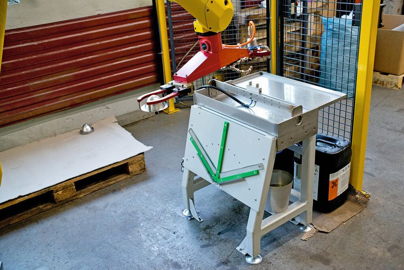 Während eine Seite des Doppelgreifers für die Aufnahme der Ronden und das Einführen in die Drückmaschine zuständig ist, legt die andere das produzierte Werkstück punktgenau auf einer Palette ab. (Bild: Abacus / Clean Fotostudio)