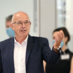 Albert Weiß sieht die Werner-von-Siemens-Schule durch die Lernfabrik 4.0 für die Zukunft gut aufgestellt. „Wir wollen ein regionales Fortbildungszentrum für die Lehrerausbildung werden“, so der Schuldirektor.(Bild:  SEW-Eurodrive GmbH & Co KG)