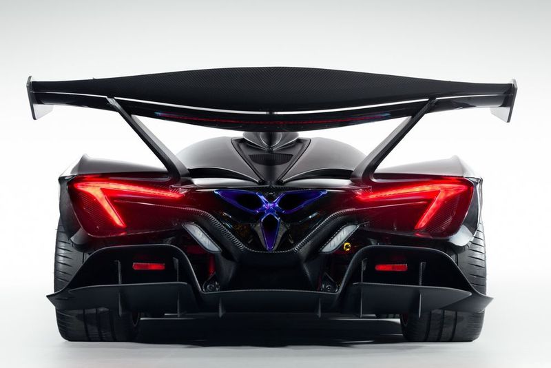 Fast schon obszön: das martialische Heckdesign. (Apollo Automobil)