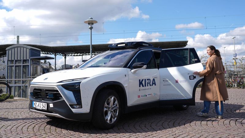 Teilnehmer des Projekts „KIRA“ können erstmals in Deutschland nach Level 4 im Straßenverkehr fahren.(Bild:  Deutsche Bahn AG/Oliver Lang)