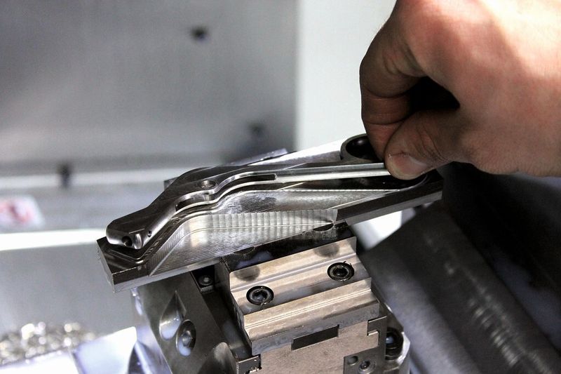 Die Griffstücke lassen sich nach dem Fräsvorgang per Hand vom restlichen Metallblock lösen. (Bild: Zikomm)