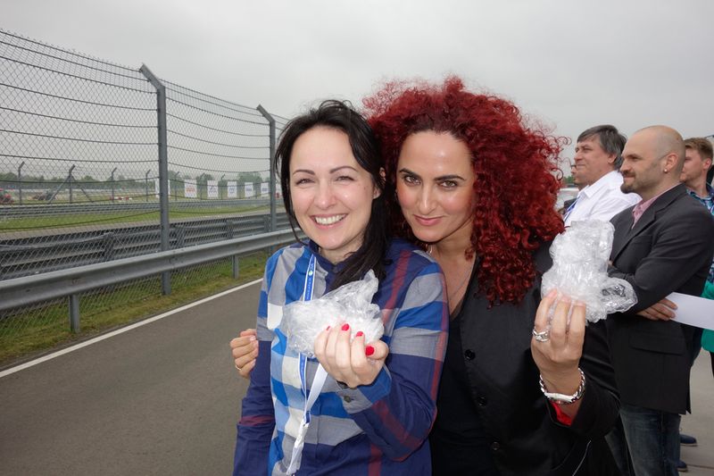 (l.) Daniela Pitzalis, WD, und Besa Agaj, IT-BUSINESS, sorgen lieber vor - mit einer Kotztüte kann nun die Fahrt beginnen! (Bild: IT-BUSINESS)