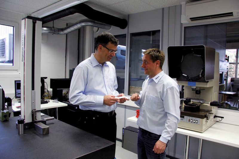 Wenn alles richtig gemacht wird, gewinnt WKK Aufträge gegen Indien, China und andere Billiglohnländer. Michael Wenk (l.) und  Dominik Weibel im klimatisierten  Messraum des Unternehmens. (Bild: M. Böhm, SMM)