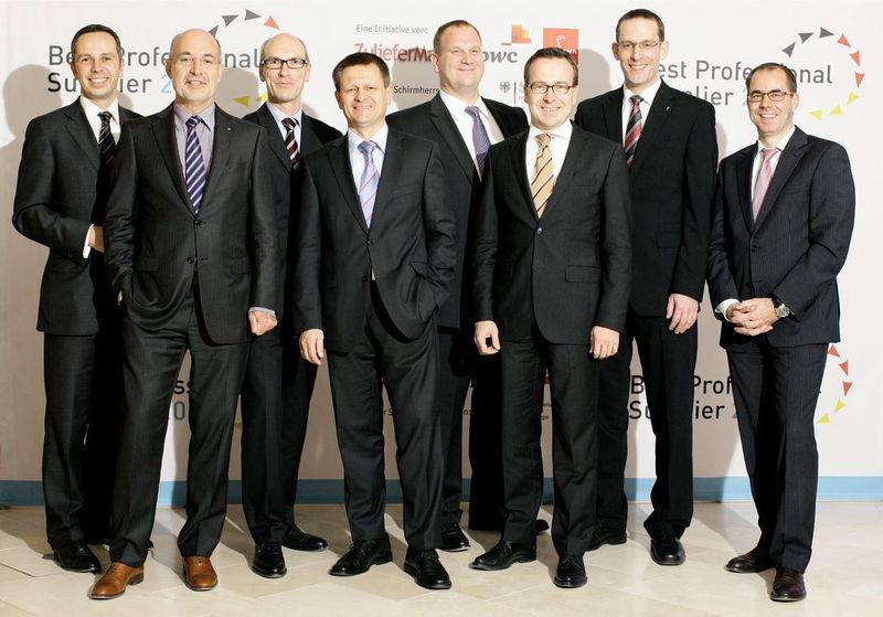 Die Juroren des Awards: Dr. Maik Steinmetz, PWC; Klaus Siegmund,Trumpf; Dr. Norbert Gorny, DGQ; Frank Pfeiffer, Carl Hanser; Olaf Schulz, Kion; Prof. Dr. Gunther Friedl, TU München; Arno Reich, Hannover Messe; Christian Knechtel, PWC.  (Bild: Himmelstoss, Carl Hanser)