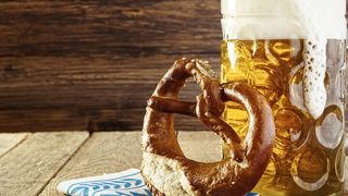 Abb. 1: Was ist los, wenn die Brezel muffig und das Bier alt und schal schmeckt? Moderne Analysentechnik hilft, Fehlaromen sicher zu bestimmen.  (silberkorn73 - Fotolia)