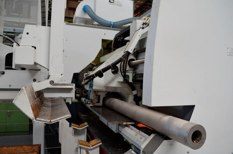 Eine Quersortiereinrichtung entnimmt die fertigen Abschnitte aus der Maschine… (Bild: Kasto)