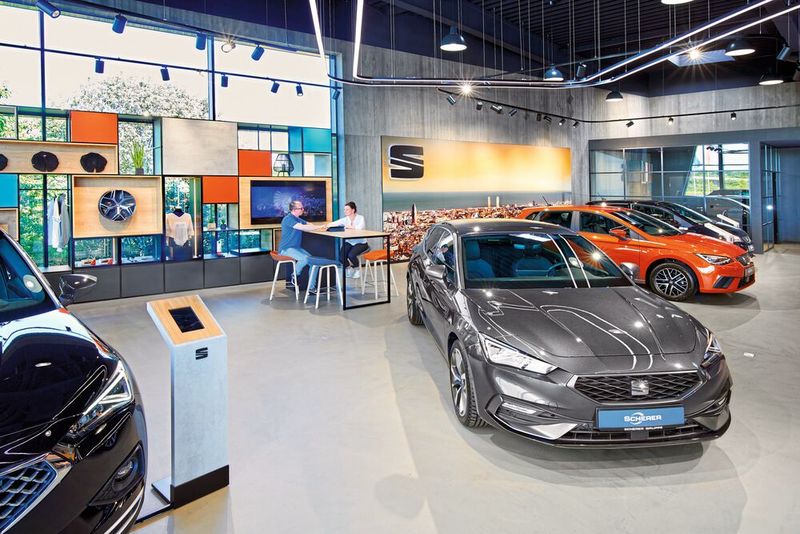 Dagegen fehlt in der Seat-Welt das seit einigen Jahren vertraute rot-weiß-orangefarbige Ambiente. (Bild: Scherer/Thorsten Gauls)