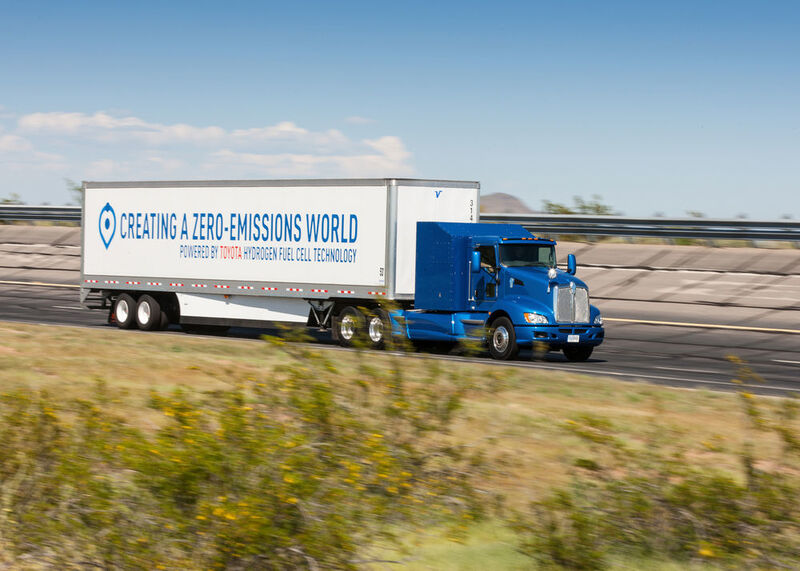 Alltagstauglich wird das Antriebskonzept nur, wenn die Laster auch bei Überlandfahrten tanken können. Darum ... (Toyota)