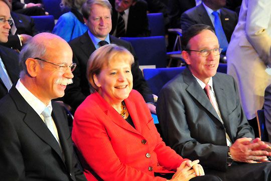 Politik und Industrie im Einklang: (v. li.) Daimler-Boss Dieter Zetsche, Bundeskanzlerin Angela Merkel und VDA-Präsident Matthias Wissmann. (Archiv: Vogel Business Media)