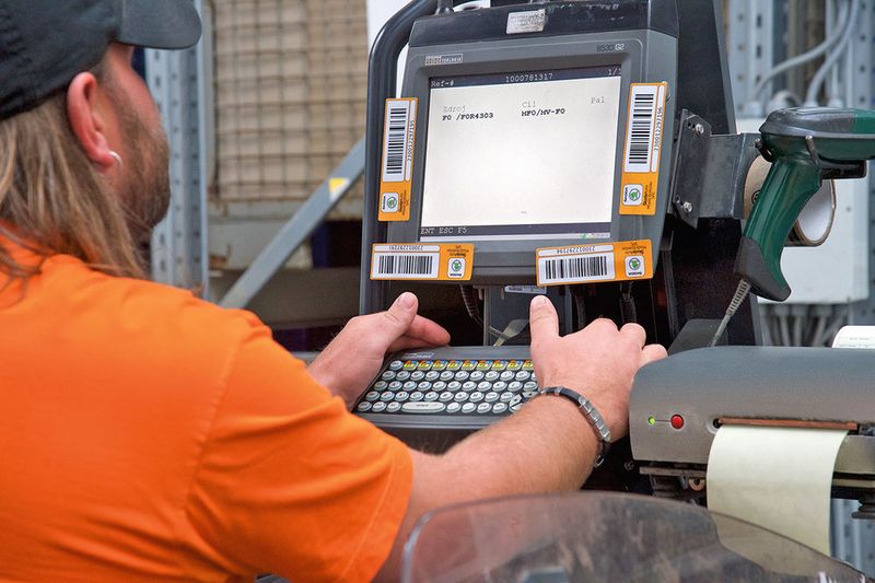 In den manuellen Logistikbereichen werden aktuell mehr als 160 Mitarbeiter durch das Witron-Staplerleitsystem ITM gesteuert. (Bild: Witron)