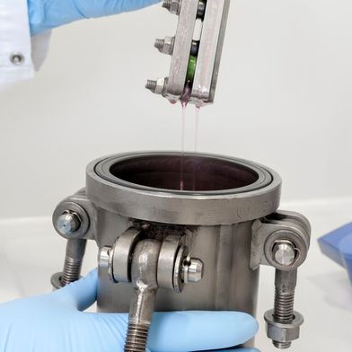 Um die Dichtungswirkung von Elastosil LR 3822 zu testen, wurden bei Wacker Proben unter hohem Anpressdruck in einer Glycol-Wasser-Mischung bei 125 °C gelagert. Nach 1.000 Stunden betrug der Druckverformungsrest 44 Prozent. (Bild: Wacker Chemie)