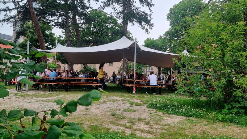 Etwas Festivalfeeling mit Live-Musik, Foodtrucks und genügend Sitzplätze unter freiem Himmel.  (©Vogel IT-Medien)