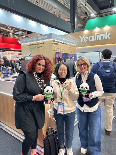 Natürlich Stephanie Steen und ich (IT-BUSINESS) - Danke an Crystal Zheng für die flauschigen neuen Freunde. (Bild: Vogel IT-Medien GmbH)