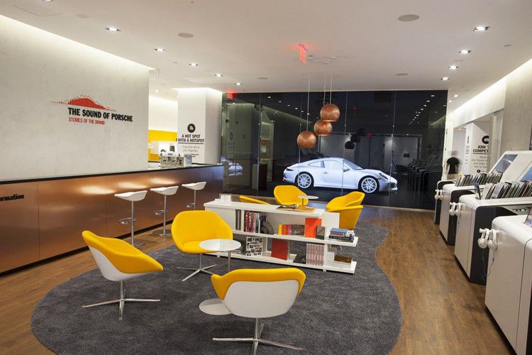 Die Media-Stationen bieten dem Besucher die Wiedergabe von 16 speziell produzierten Geschichten rund um die Marke Porsche. (Foto: Porsche)