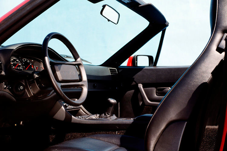 Blick ins Cockpit des 944 S2 Cabriolet im Jahr 1990. (Foto: Porsche)