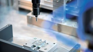 Durch den Einsatz eines Blindnietautomaten können bis zu 40 Niete pro Minute gesetzt werden.  (Bild: Gesipa)