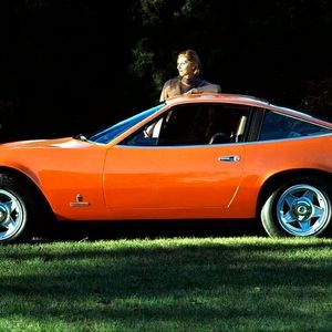 Der Ferrari 365 GTC/4 war ein 2+2-sitziger Straßensportwagen des italienischen Automobilherstellers Ferrari, der von 1971 bis 1973 gebaut wurde. Der Wagen ähnelte äußerlich dem 365 GTB/4 „Daytona“, mit dem er auch in technischer Hinsicht ähnlich war. Allerdings hatte er eine überarbeitete Antriebseinheit und eine eigenständige Karosserie. Die ungewöhnliche Form der Fahrgastzelle brachte dem Wagen bei der Präsentation den Beinamen „il Gobbone“ („der Bucklige“) oder auch „Banane“ ein.(Bild:  Ferrari)