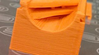 Als Markttreiber und Umsatzstärkstebranche im 3D-Druck wird die Diskrete Fertigung gesehen. Aber auch die Medizin druckt anscheinend sehr viel, denn hier erwartet IDC ebenfalls einen starken Umsatz für 2016. (Bild: Makerbot 3d print 1 von Akshay.mistry, Wikimedia Commons;)