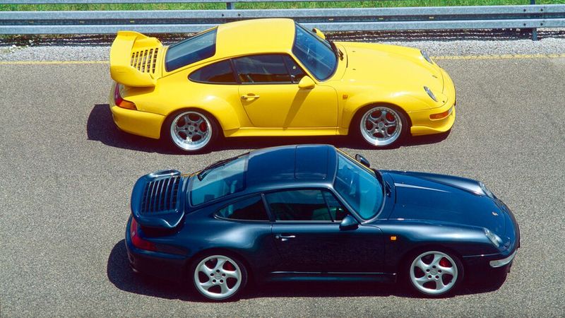 Der Porsche 911 Turbo (993) debütierte 1995. Im Gegensatz zu seinem Vorgänger der Baureihe 964 ist der 993-Turbo mit je zwei Turboladern mit Ladeluftkühlern versehen. Sie verhelfen dem Wagen zu einer Leistung von 300 kW/408 PS bis 330 kW/450 PS, die den Stuttgarter gut 290 km/h schnell machten. Es gibt ihn aktuell  bereits ab „nur“ 127.000 Euro (in gutem Zustand). (Bild: Porsche)